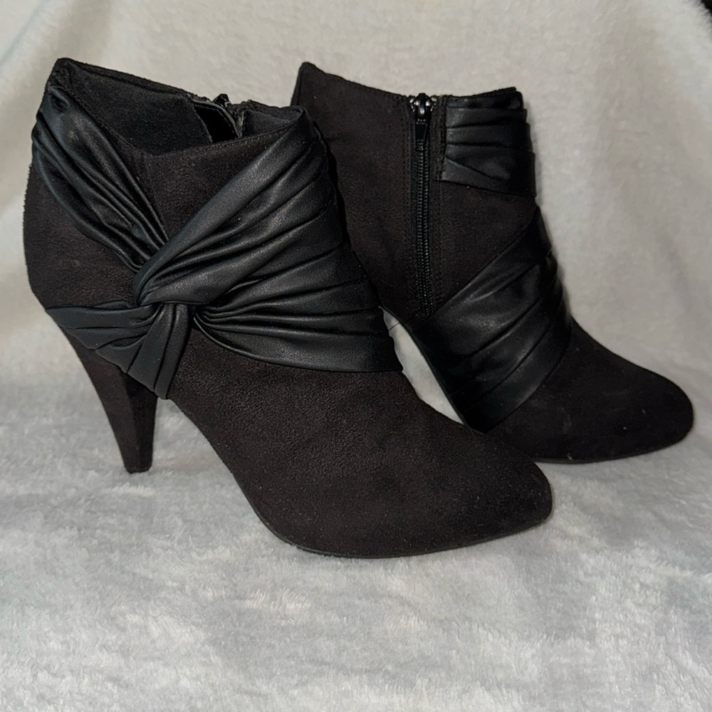 Fioni black suede ankle boots (8.5)